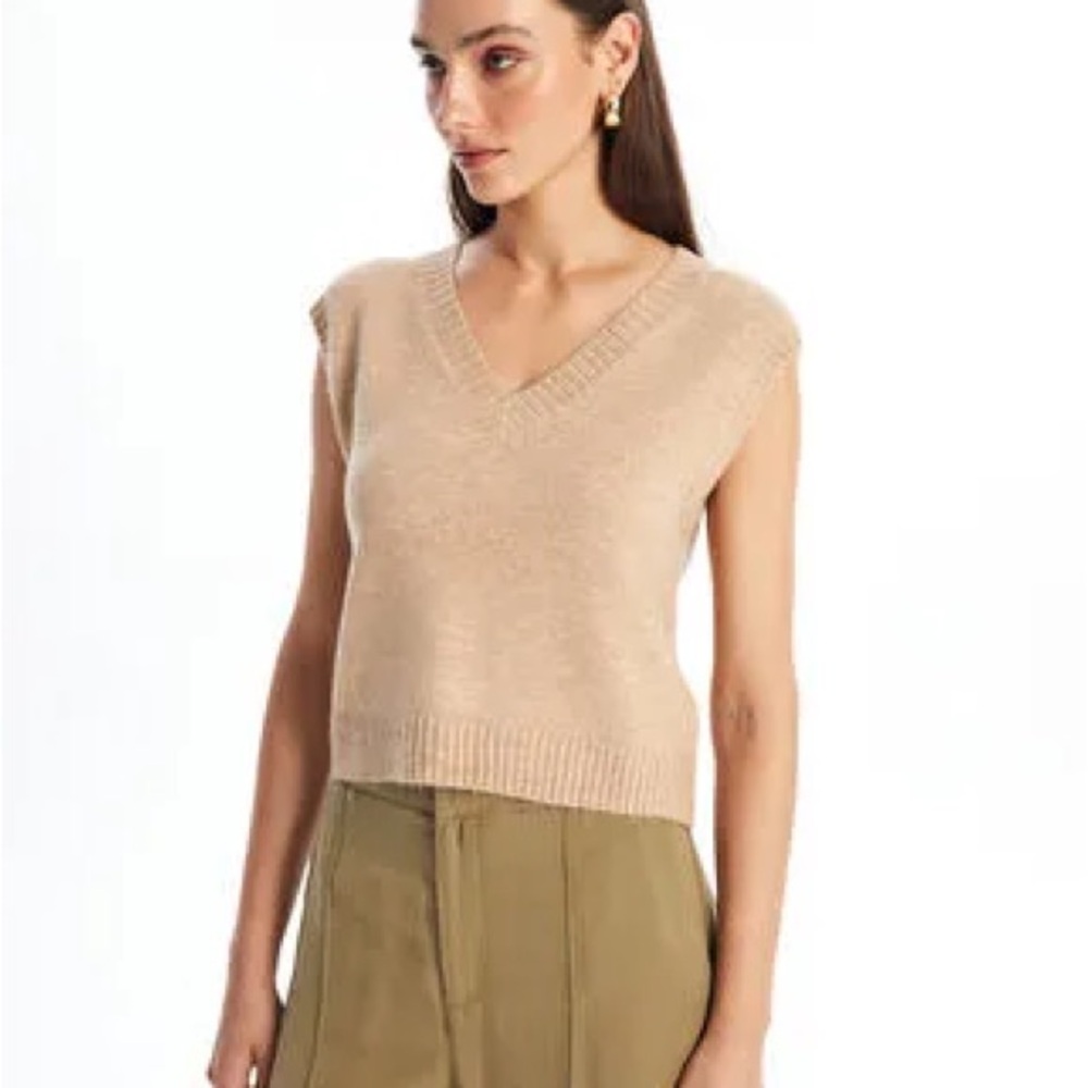 Jessica Simpson Beige V-Neck Sleeveless Top